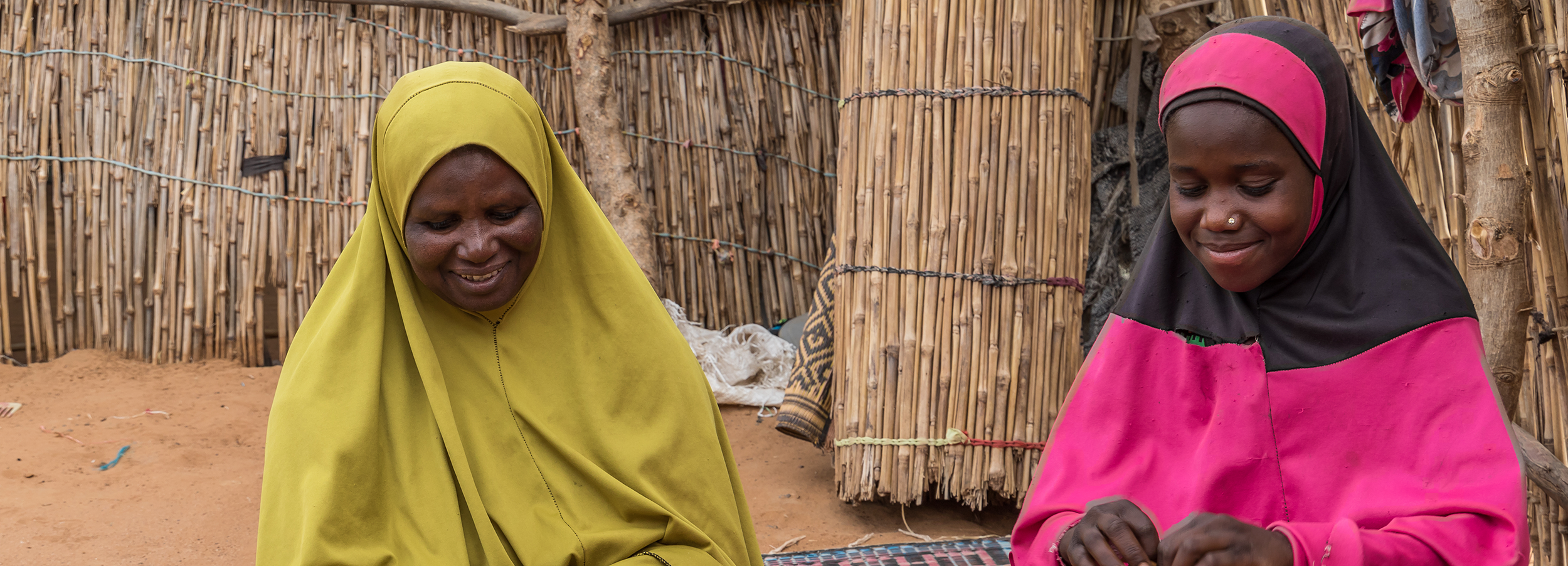 Mor og datter laver mad i Tillberi, Niger