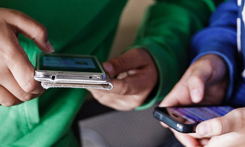Billede af børn, der kigger på deres telefoner