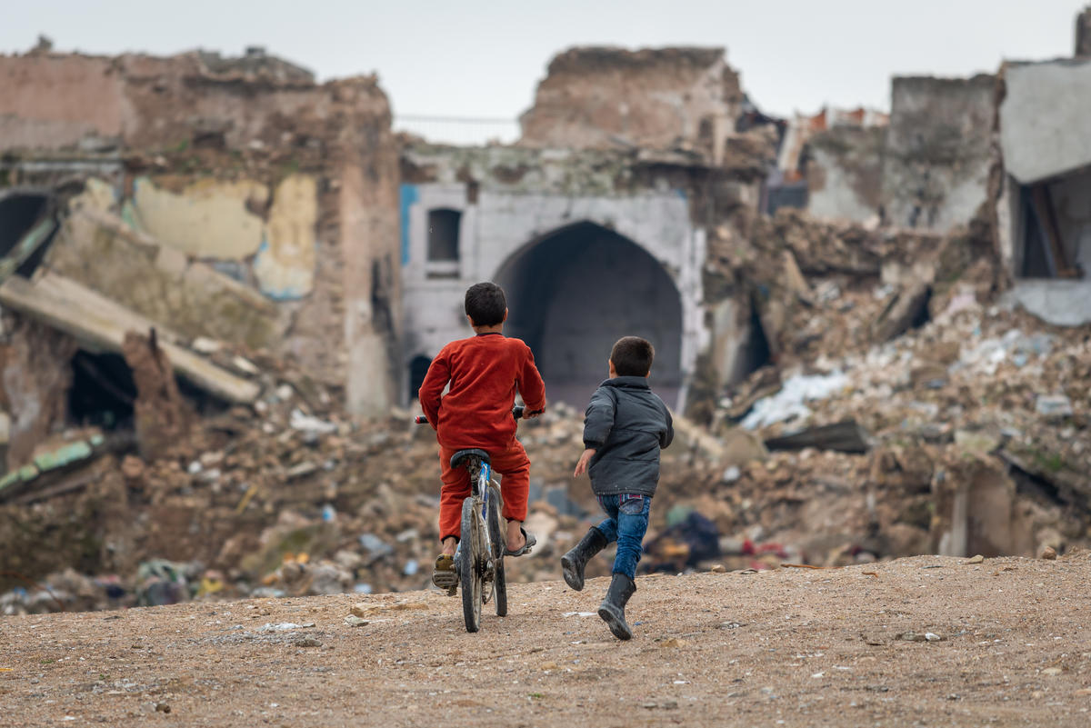 Børn leger i ruiner, Mosul, Irak