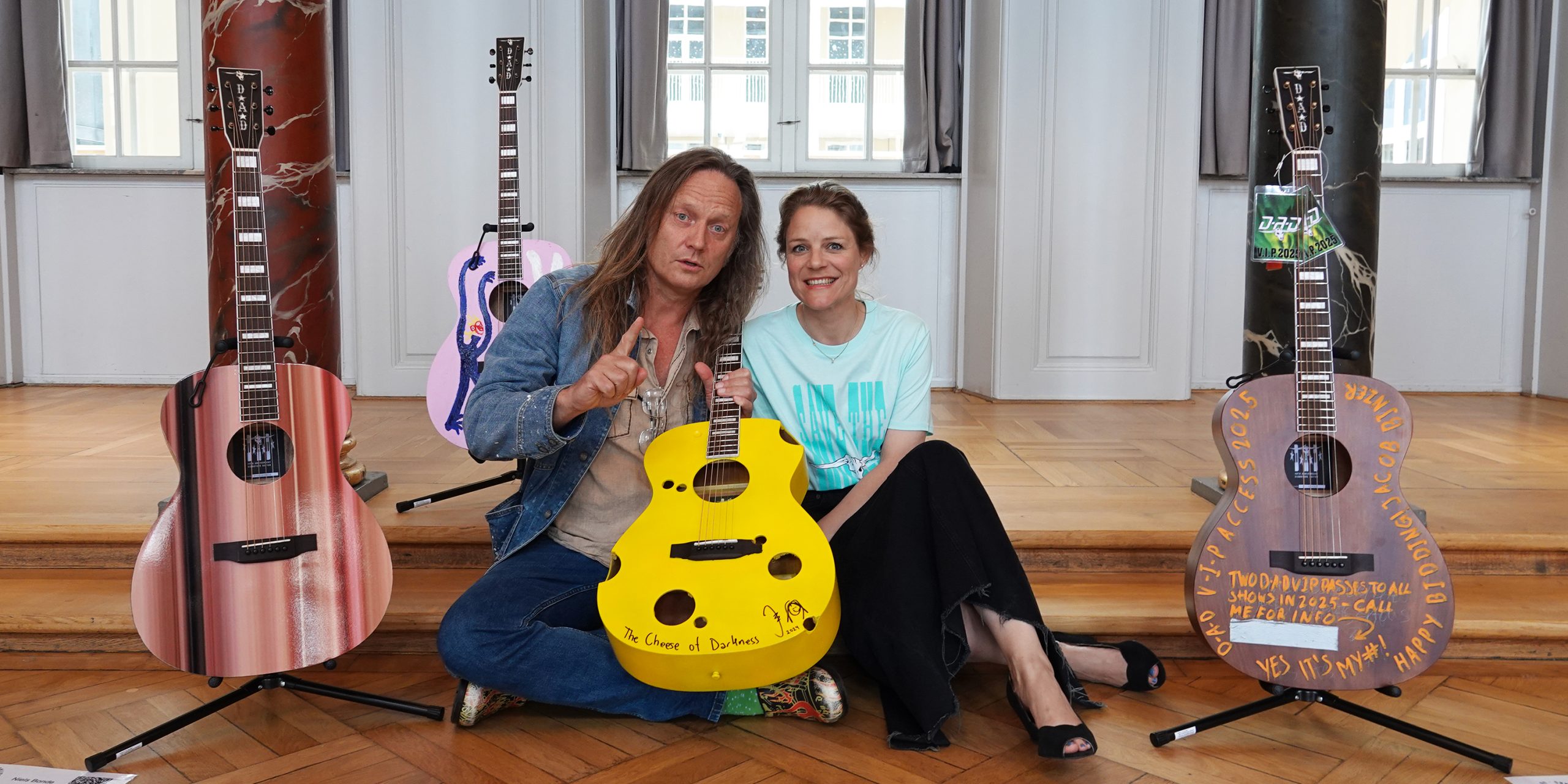 Billede af Jesper Binzer og Johanne Schmidt-Nielsen med guitarer