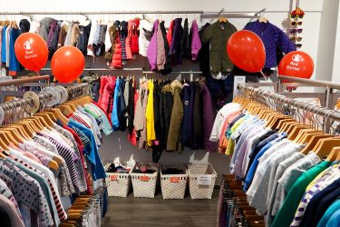 Brugt børnetøj fra en Red Barnet genbrugsbutik