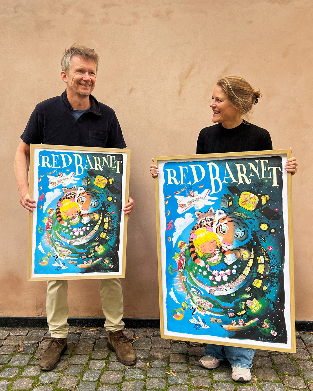 Jens Martin Strid og Johanne Schmidt-Nielsen med plakat