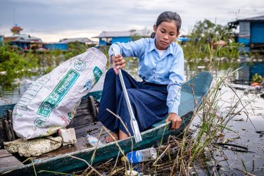 12-årige Ratana samler skrald fra båd, Cambodia