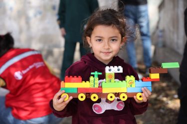 Barn på seks årmed LEGO-tog, Libanon