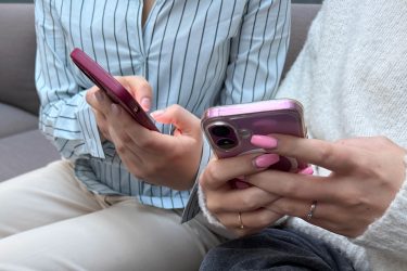 To teenagere med mobil forfra
